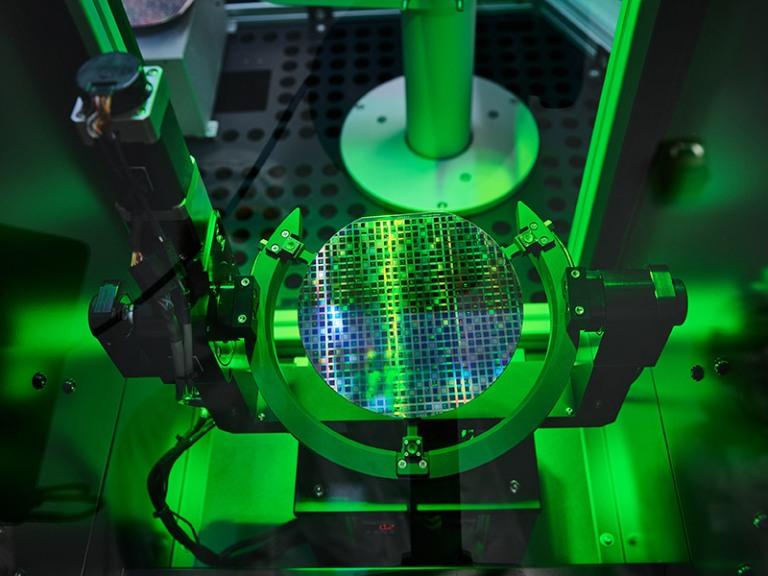 Etap produkcji wafla krzemowego - bazy do produkcji chipów. Źródło: https://www.northropgrumman.com/what-we-do/advanced-technology-and-innovation/the-brains-behind-military-electronics-custom-asic-chips/