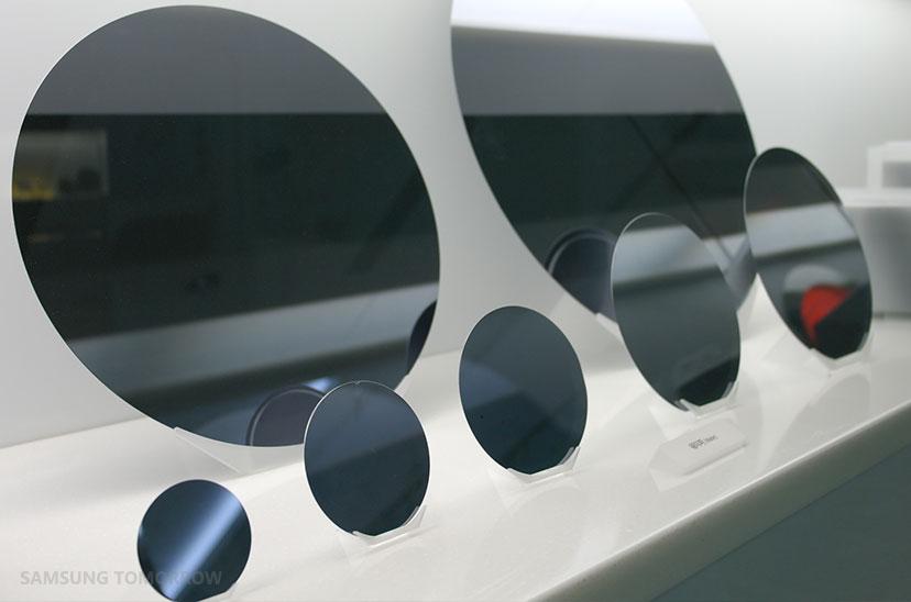 Różne rozmiary dysków krzemowych. Współczesna technologia umożliwia stworzenie układów o średnicy 300 mm. Źródło: https://news.samsung.com/global/eight-major-steps-to-semiconductor-fabrication-part-1-creating-the-wafer