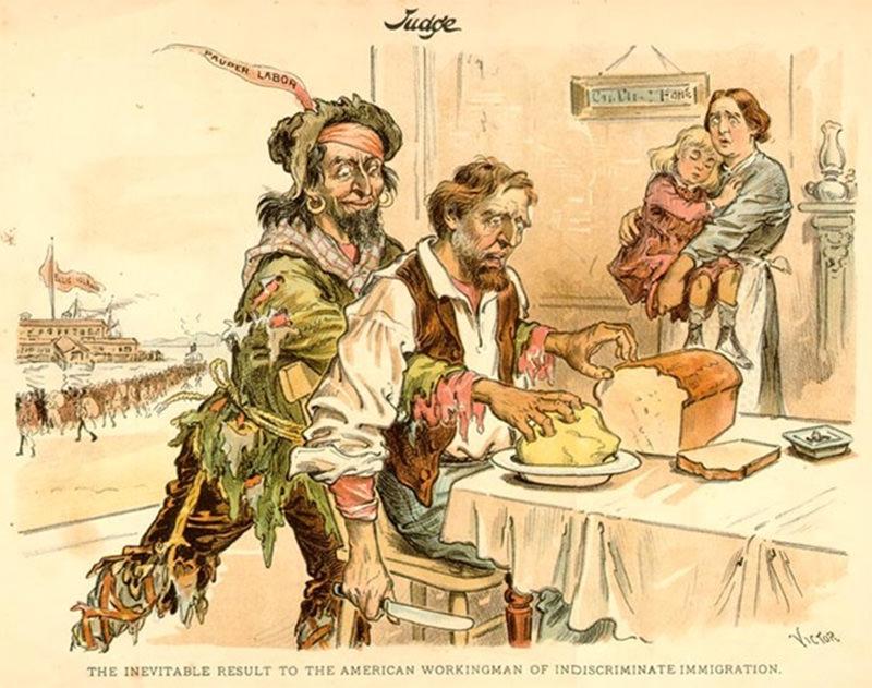 Podpis pod rysunkiem głosi: Nieuchronny rezultat bezkrytycznej(niedyskryminującej) polityki migracyjnej dla pracujących Amerykanów. Rysunek satyryczny z magazyny Puck.Takiej retoryki używali politycy i związki zawodowe oraz inni reprezentanci robotników w celu nakłonienia opinii publicznej do uchwalenia prawa regulującego napływ taniej siły roboczej do USA. Źródło: https://www.historybeyond.com