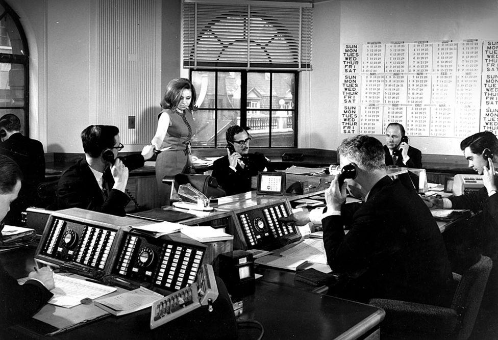 Zwyczajny dzień pracy przy Threadneedle Street, 1965. Źródło: BBC News, Bank of England Archives