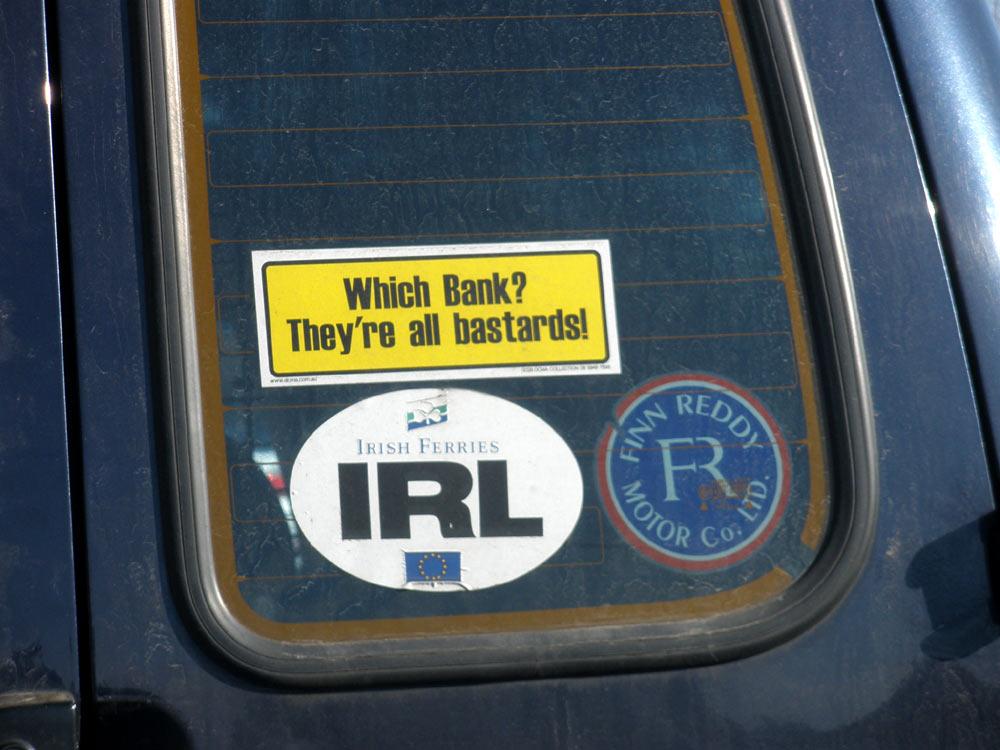 - Po załamaniu się rynku nieruchomości w Irlandii,bankowcy stracili dużo w oczach społeczeństwa. Napis na naklejce tylnej szyby samochodu brzmi: Który Bank? wszystkie są .....bękartami(nie będziemy używać słów powszechnie uznawanych za obelżywe).